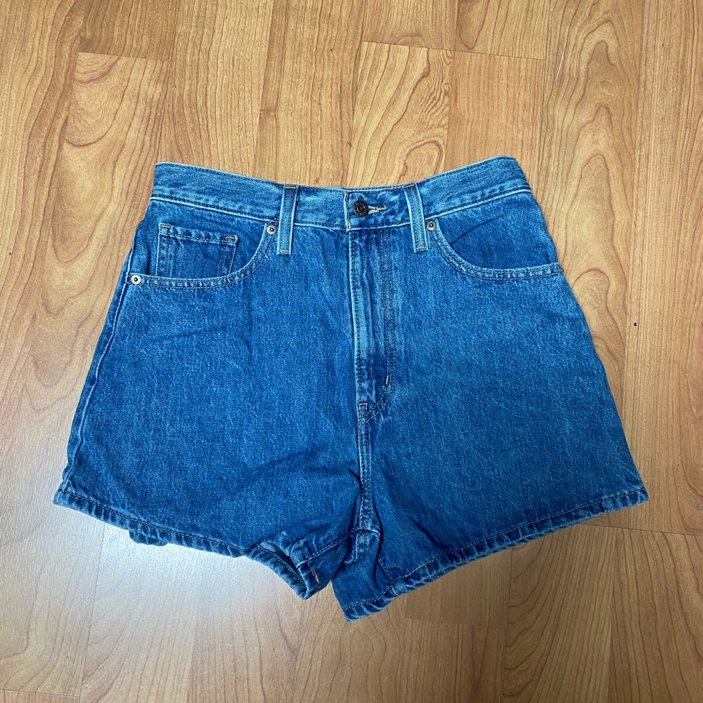 Levi’s mom shorts